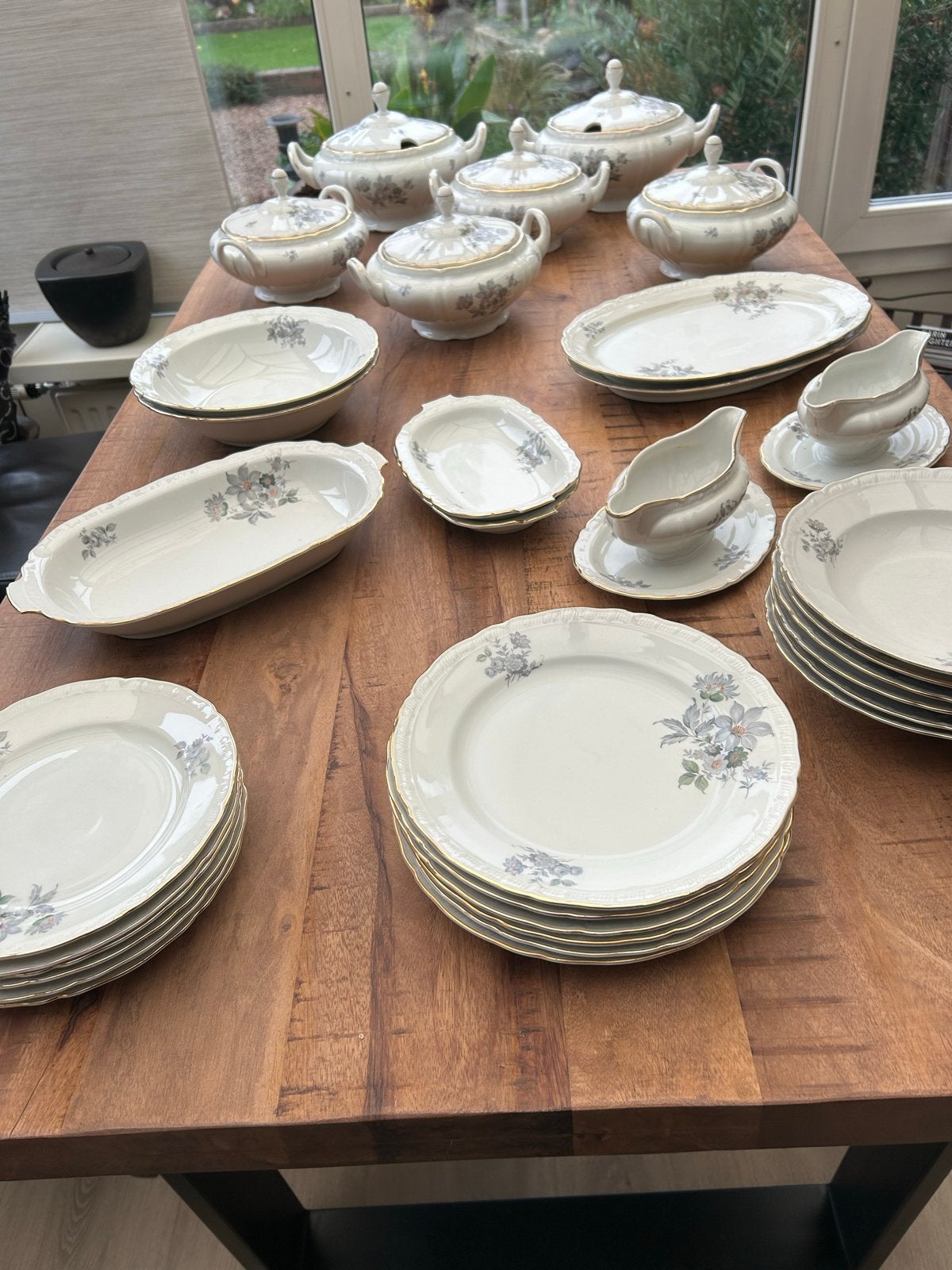 Prachtig antiek servies met diverse dekschalen