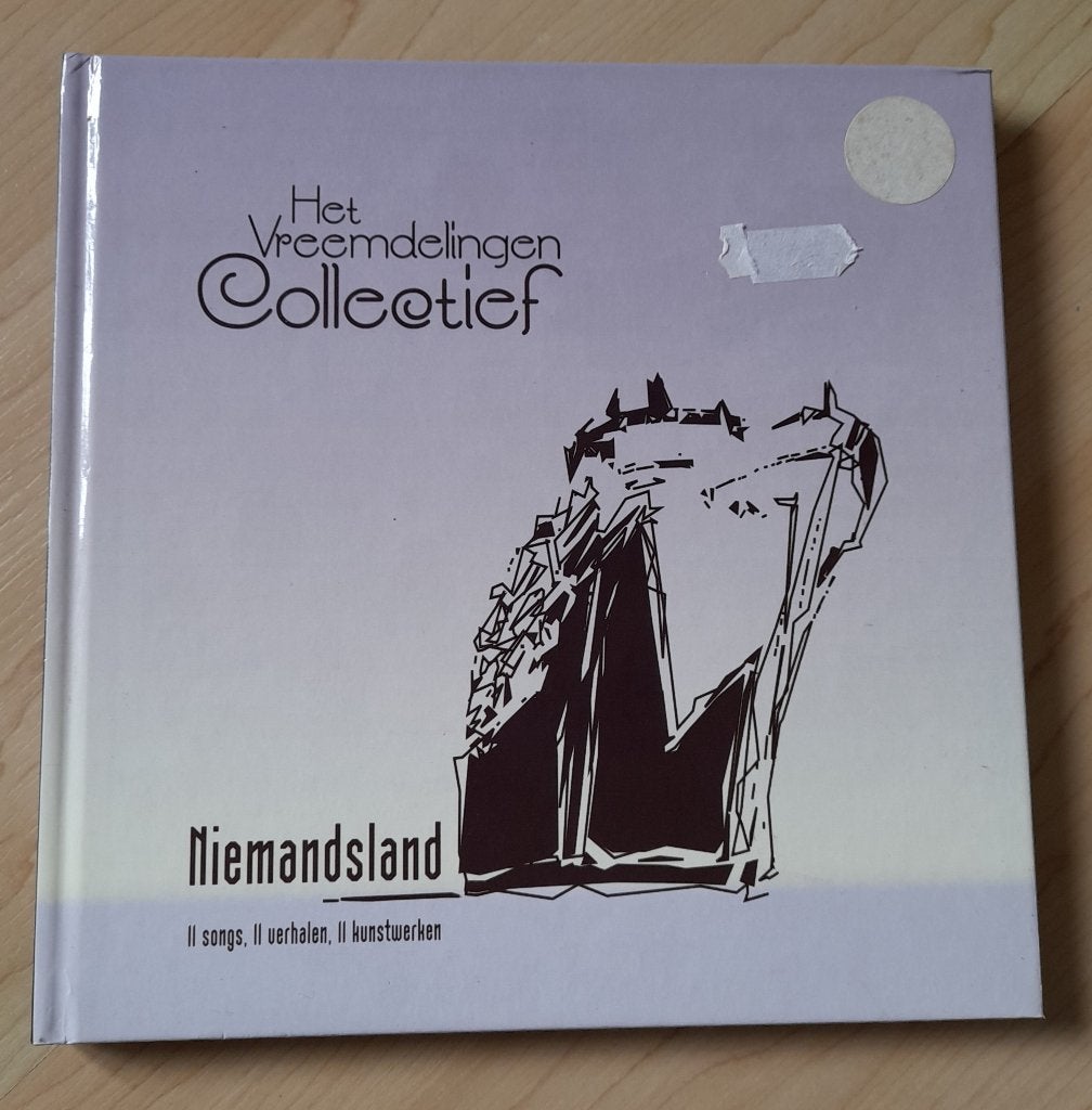 HET VREEMDELINGEN COLLECTIEF MET CD NIEMANDSLAND, Boeken, Ophalen of Verzenden, Gelezen