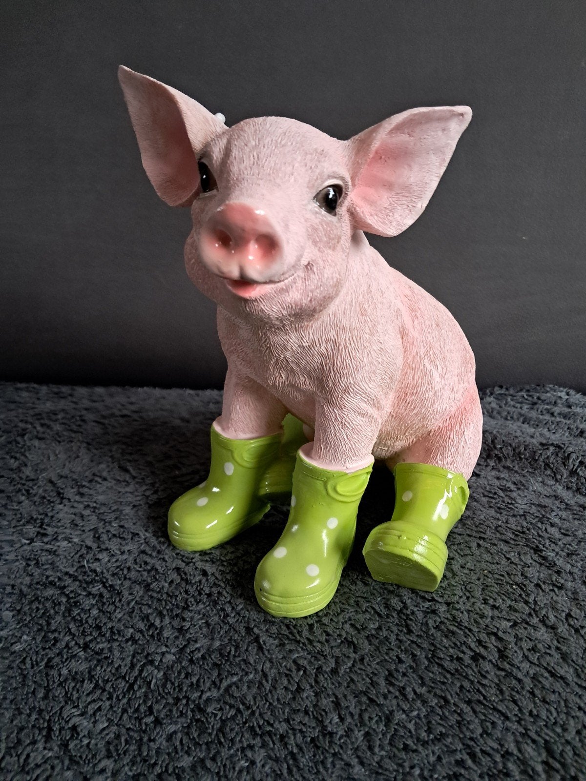 leuk zittend varken met groene laarsjes, Verzamelen, Ophalen of Verzenden, Nieuw, Dier