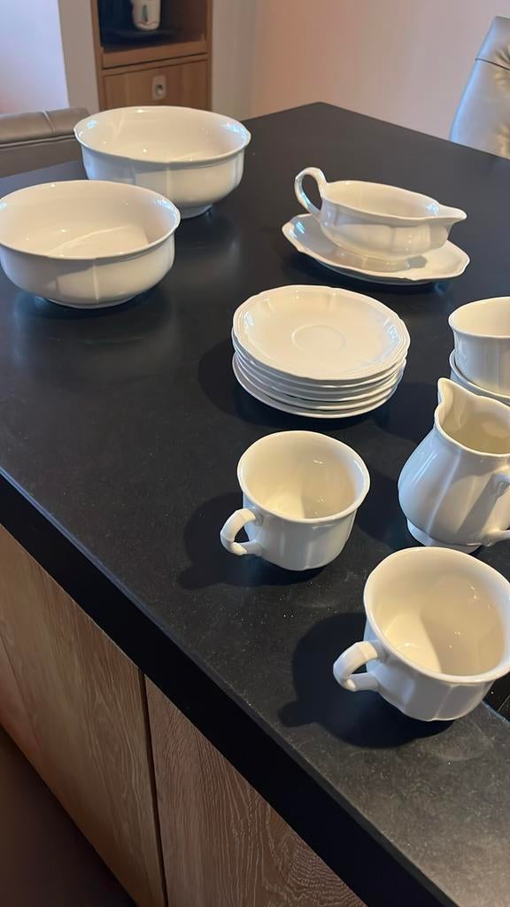 Servies: Manoir schalen, juskom, kopjes, schotels, melkkan, Gebruikt, Ophalen of Verzenden, Effen, Porselein
