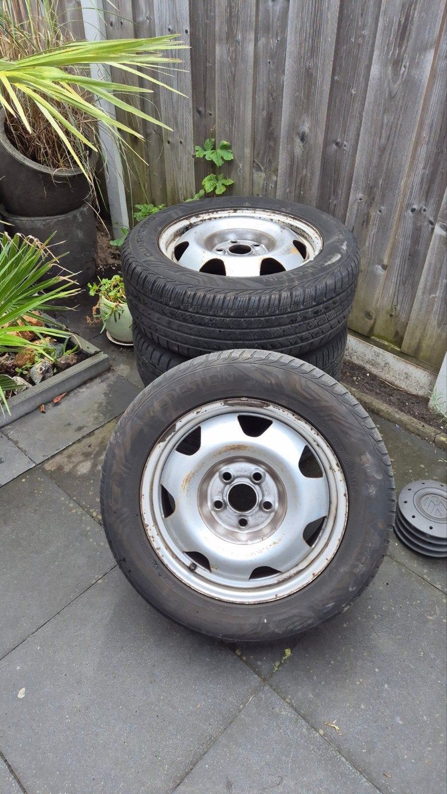 VW T5 17 inch velgen met All-season banden en naafdoppen, Ophalen, Banden en Velgen, 17 inch, All Season