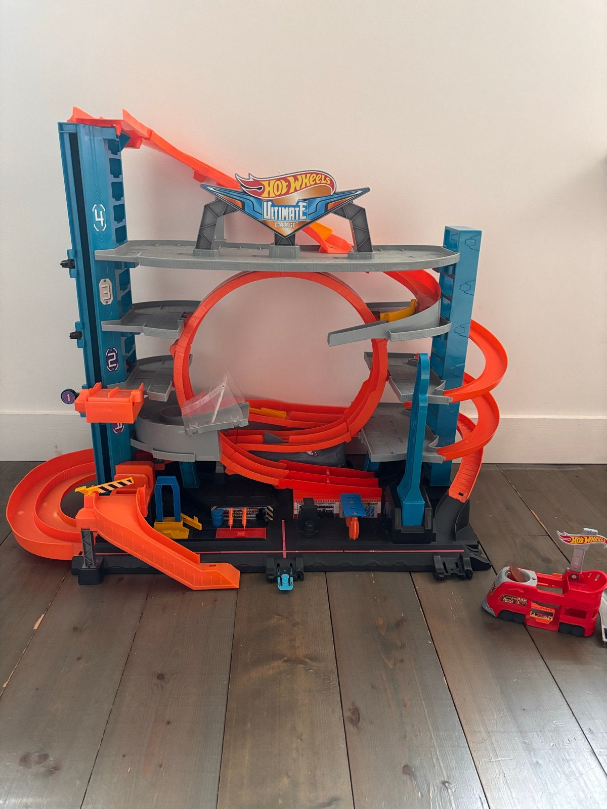 Hot Wheels Ultimate Garage met haai en lanceerder, Ophalen, Zo goed als nieuw
