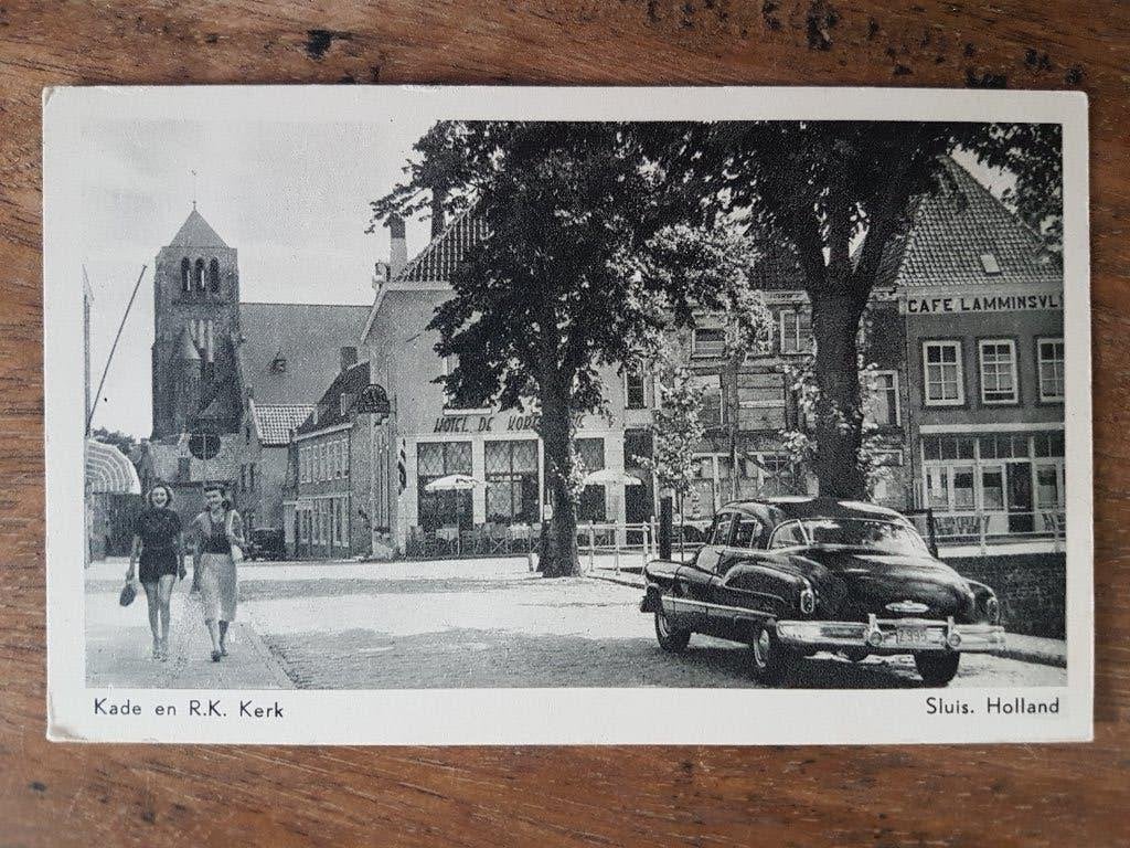 Ansichtkaart Sluis Holland Kade en R.K. Kerk Oldtimer, Ophalen of Verzenden, 1940 tot 1960, Ongelopen, Zuid-Holland