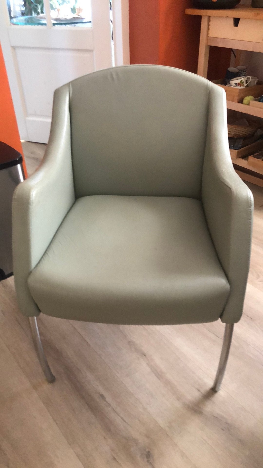 Mintgroene twee leren eetkamerstoelen, Ophalen, Zo goed als nieuw, 50 tot 75 cm