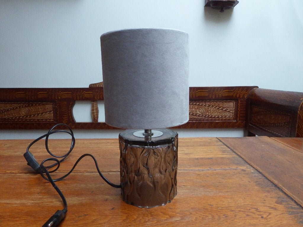 Vintage lampje van geperst glas met kapje