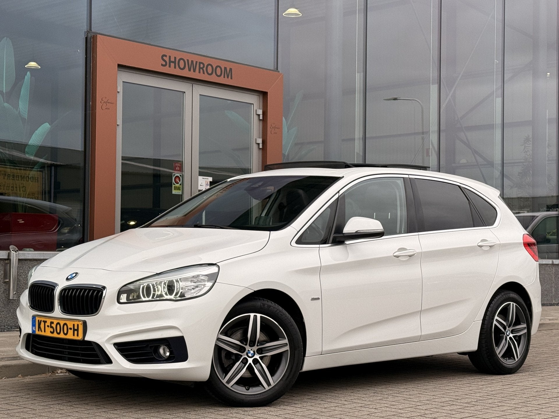 BMW 2 Serie Active Tourer 216d Centennial Sport Line | Pano, Auto's, Gebruikt, 116 pk, Wit, Bedrijf