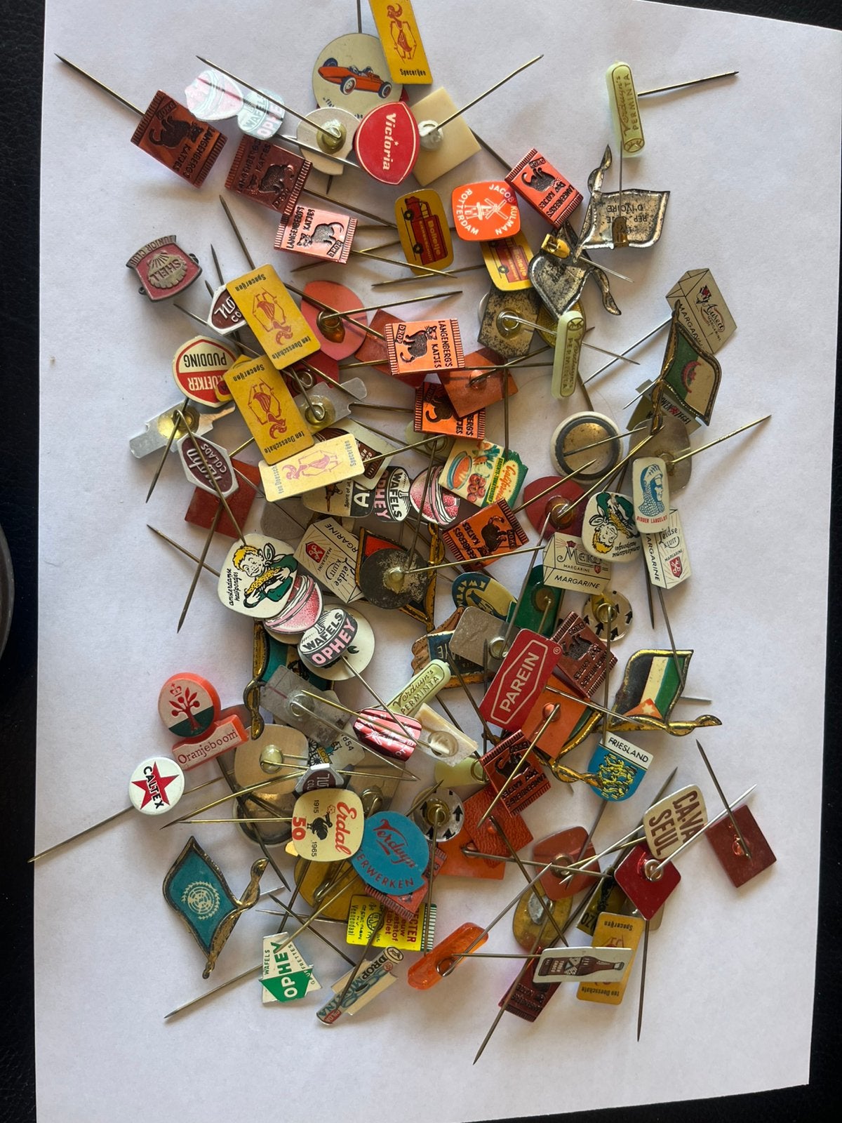+/- 100 speltjes, Verzamelen, Speldjes, Pins en Buttons, Ophalen of Verzenden, Zo goed als nieuw