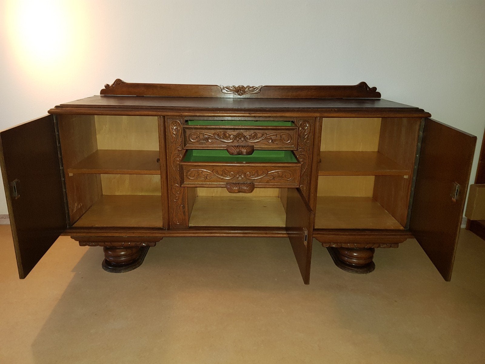 Antiek dressoir met houtsnijwerk en lades, Ophalen