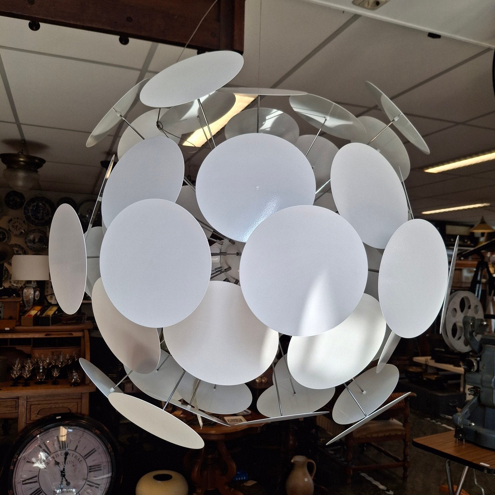 lamp van " ZUIVER" kleur wit geheel van metaal ., Ophalen