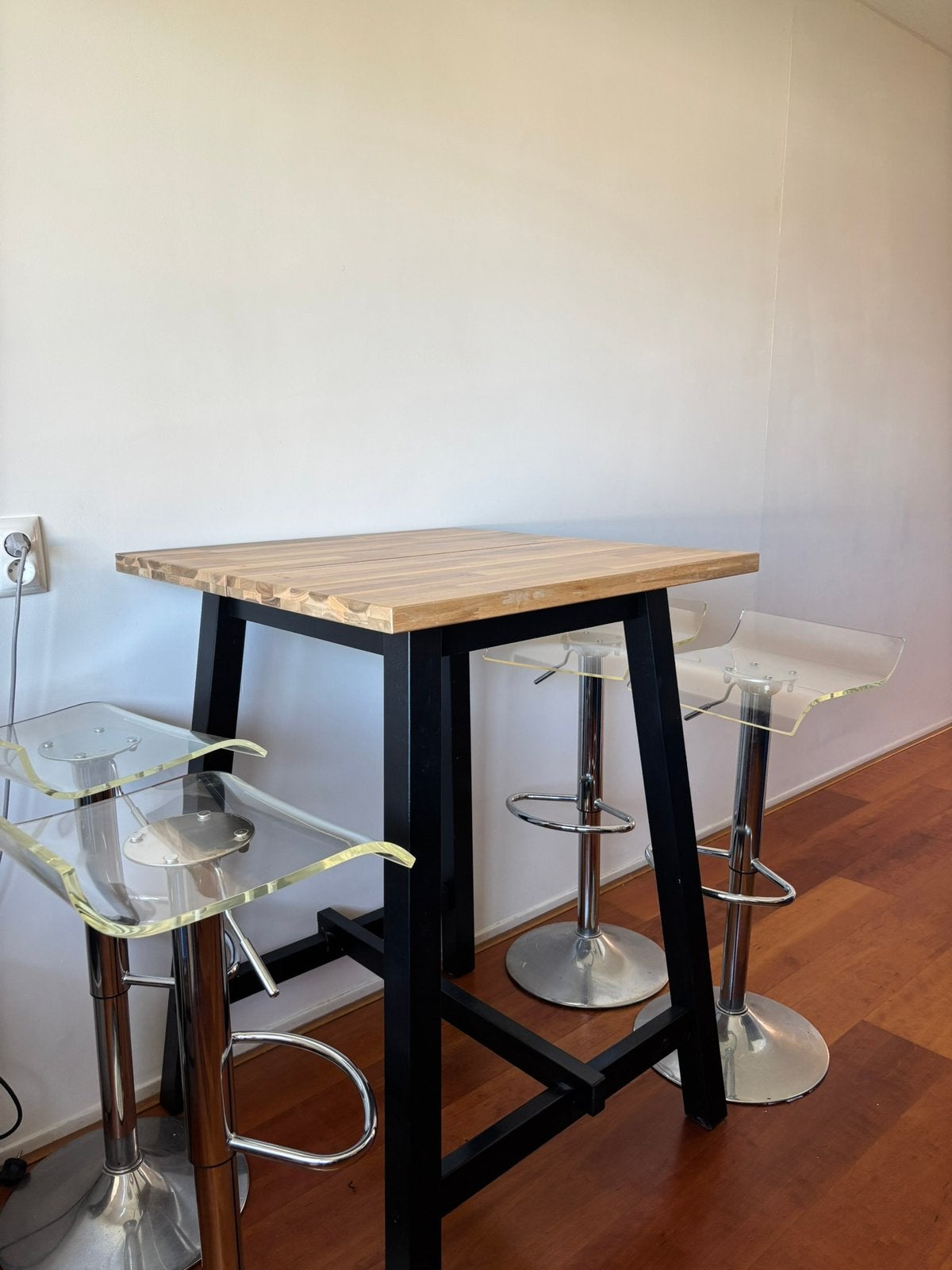 Bar tafel + vier bar krukken / stoelen, Ophalen, Zo goed als nieuw