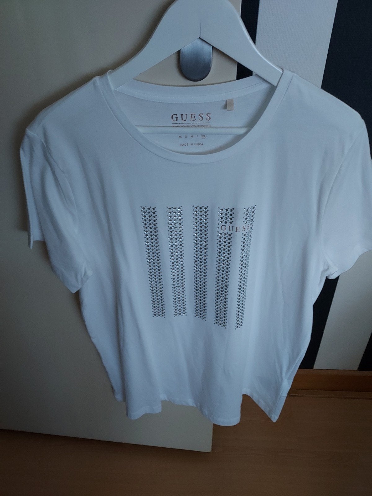 Guess T-shirt met korte mouwen en studs, maat XL, Kleding | Dames, Guess, Wit, Maat 42/44 (L), Ophalen of Verzenden