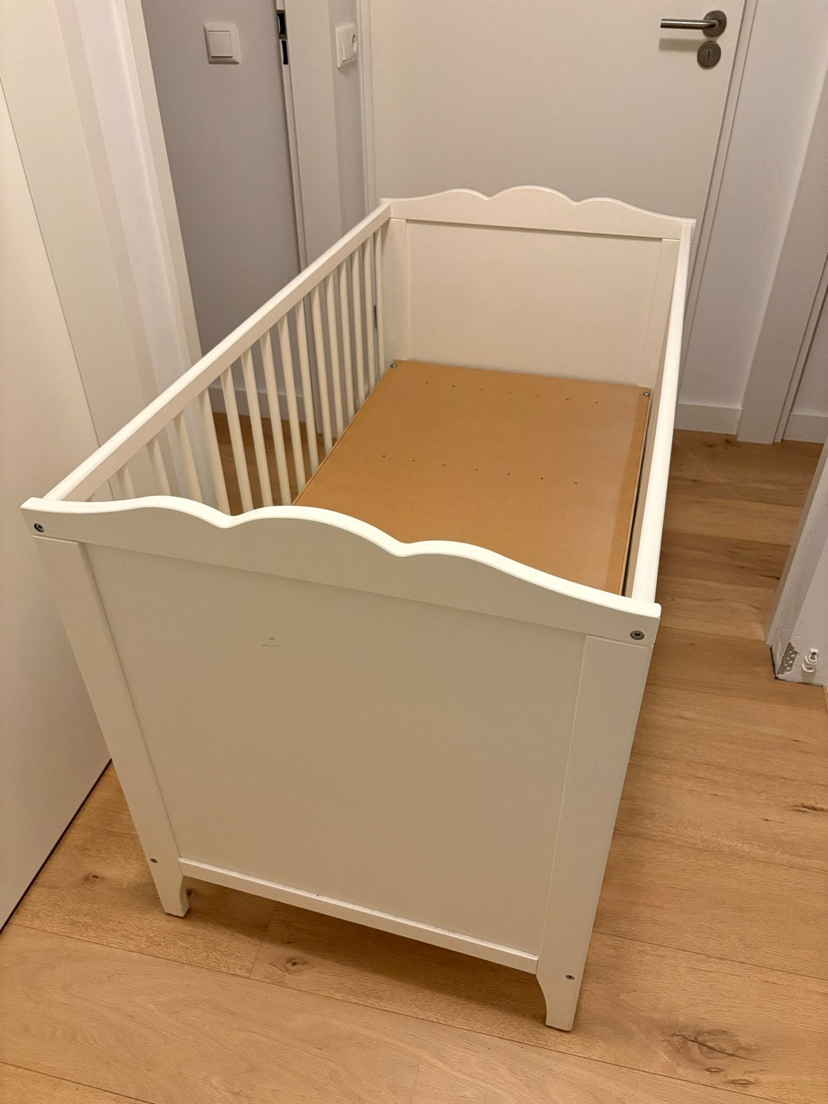 Wit houten babybedje/ledikantje Ikea Hensvik, Kinderen en Baby's, Ophalen, Gebruikt, Ledikant