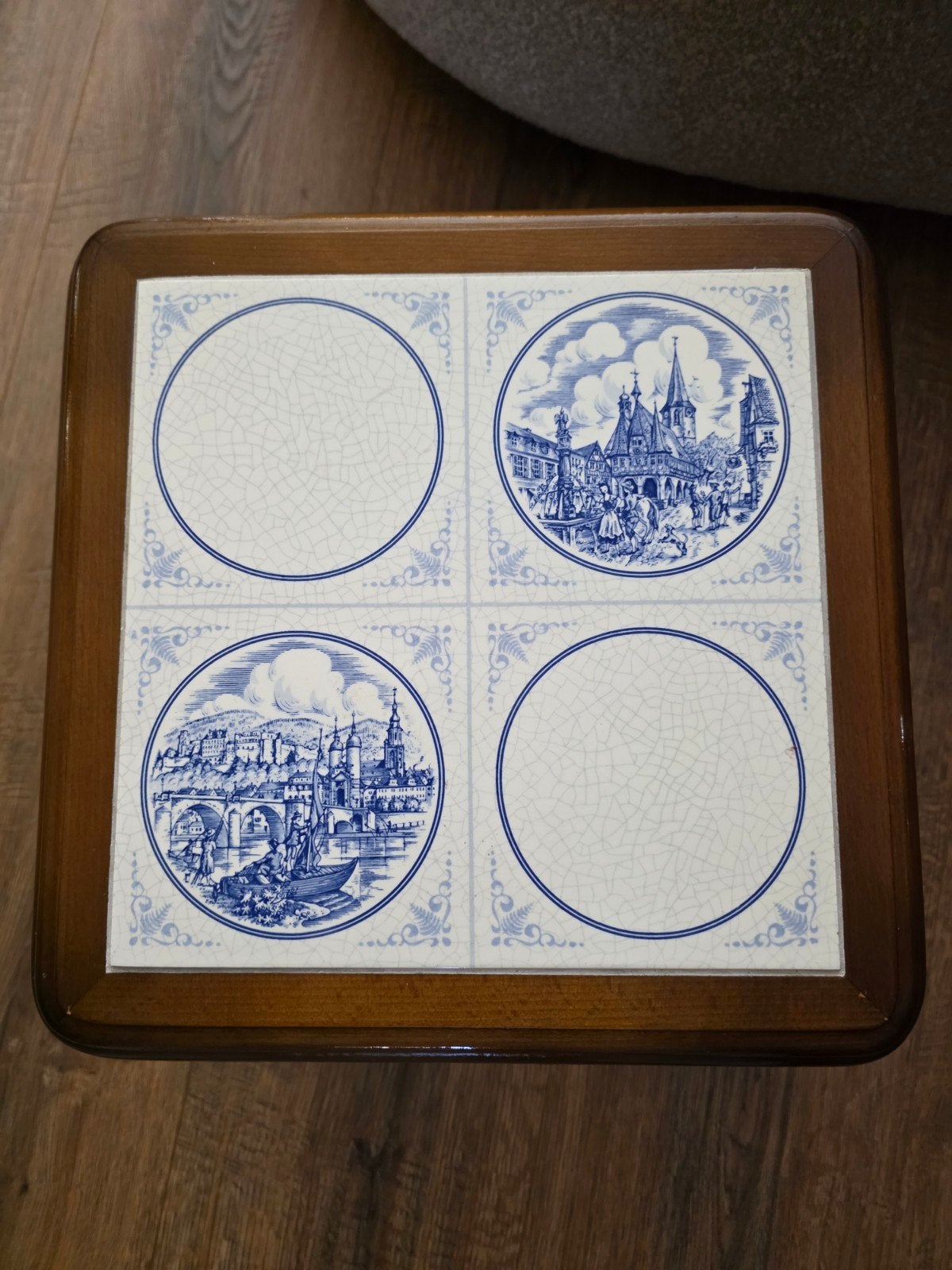 Bijzettafeltje met Delfts blauw tegelblad, Ophalen, Minder dan 45 cm, Minder dan 55 cm, Gebruikt