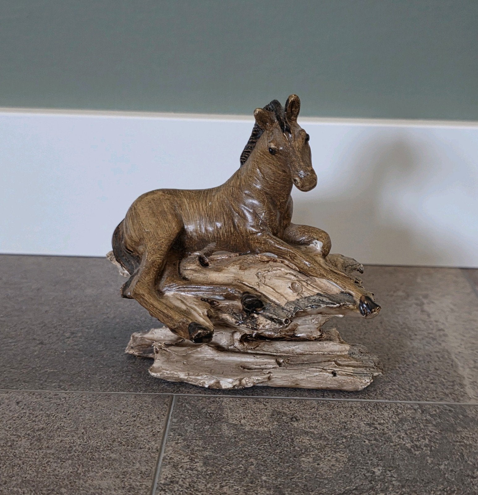 Beeld beeldje paard pony veulen op rots, Ophalen of Verzenden, Zo goed als nieuw, Dier