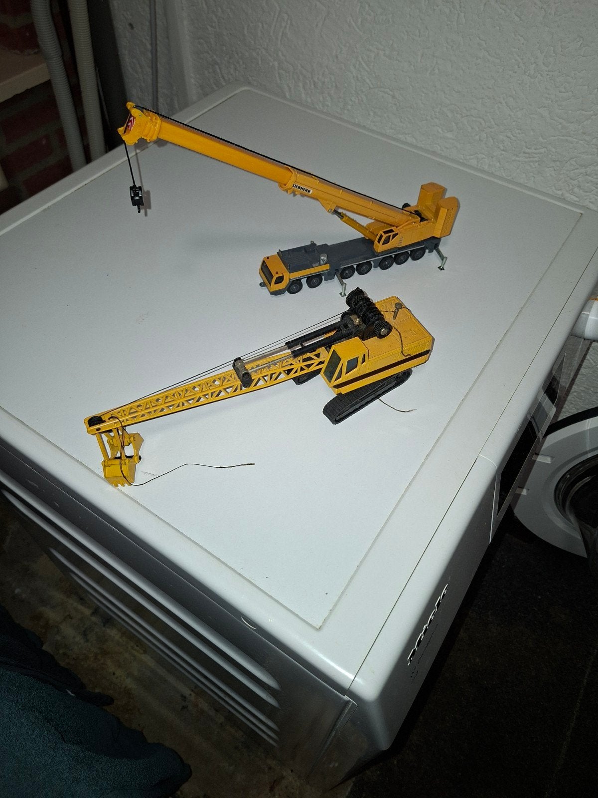 Set van 2 speelgoedkranen - Liebherr en Made in Spain, Ophalen of Verzenden, Gebruikt