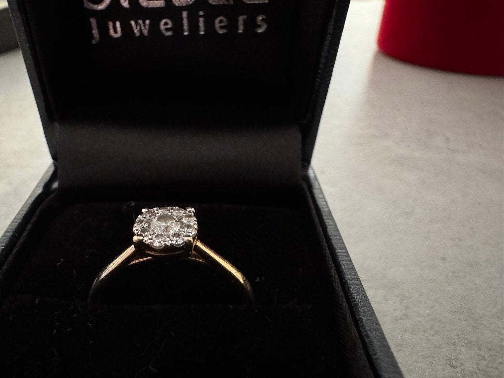 Gouden ring met diamant en certificaat, Ophalen, Zo goed als nieuw, 17 tot 18, Met edelsteen