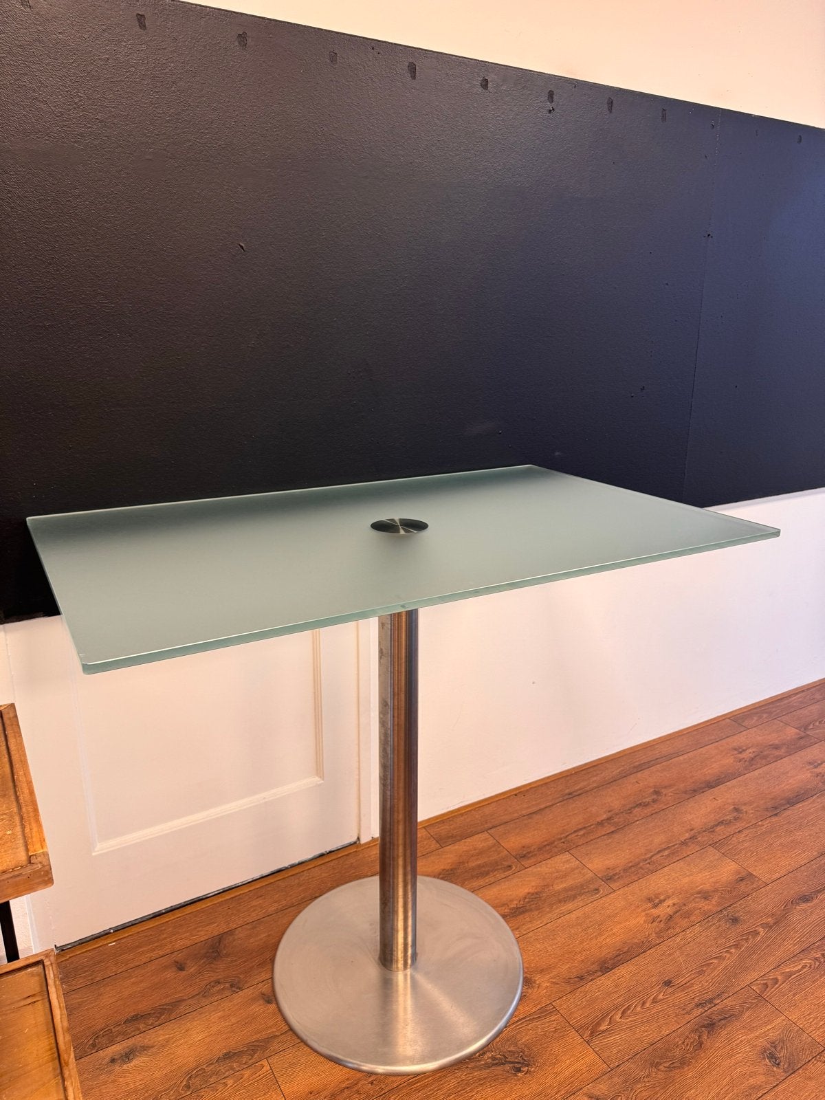 Moderne glazen bartafel met metalen onderstel, Huis en Inrichting, Tafels | Eettafels, Gebruikt, 100 tot 150 cm, Tot twee personen