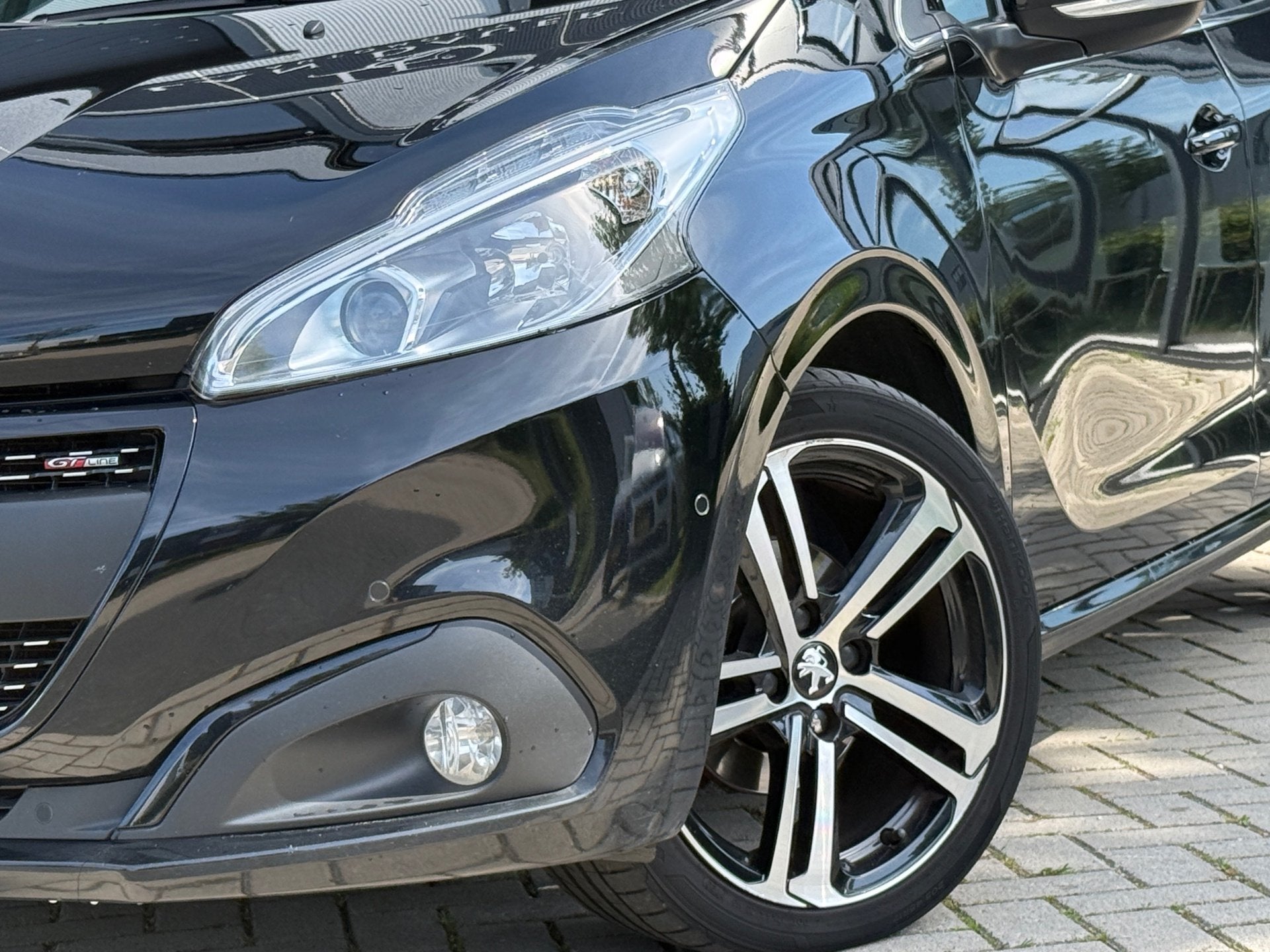 Peugeot 208 1.2 PureTech GT-Line / AUTOMAAT / PANORAMA / CAM, Gebruikt, Euro 6, Leder en Stof, Zwart