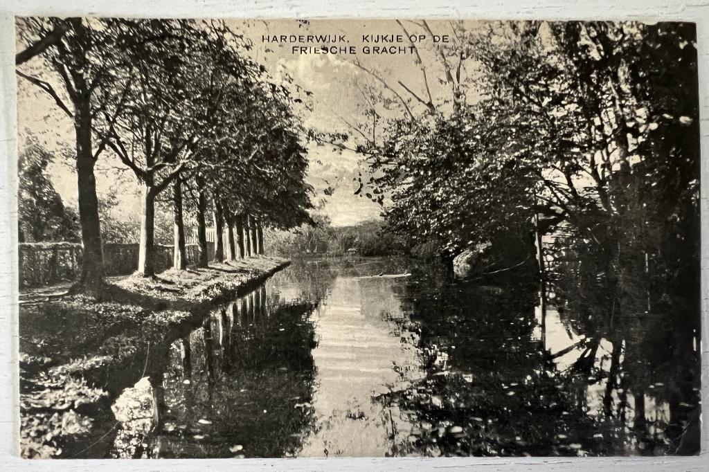 Oude Ansichtkaart Harderwijk - kijkje op de Friesche gracht, Ophalen of Verzenden, 1920 tot 1940, Gelopen, Gelderland