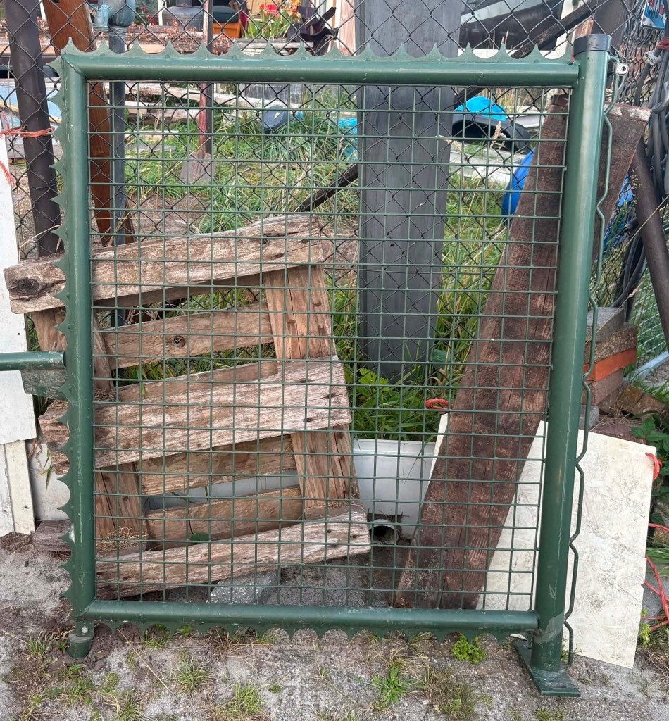 Twee palen om een hek aan op te hangen, Ophalen, Gebruikt, IJzer, Sierhekwerk