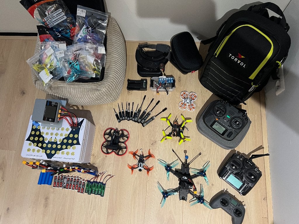 Zeer complete FPV droneset - 5 drones, 3 radios, goggles, Audio, Tv en Foto, Drones, 100 tot 1000 meter, Overige merken, Standaard kwaliteit