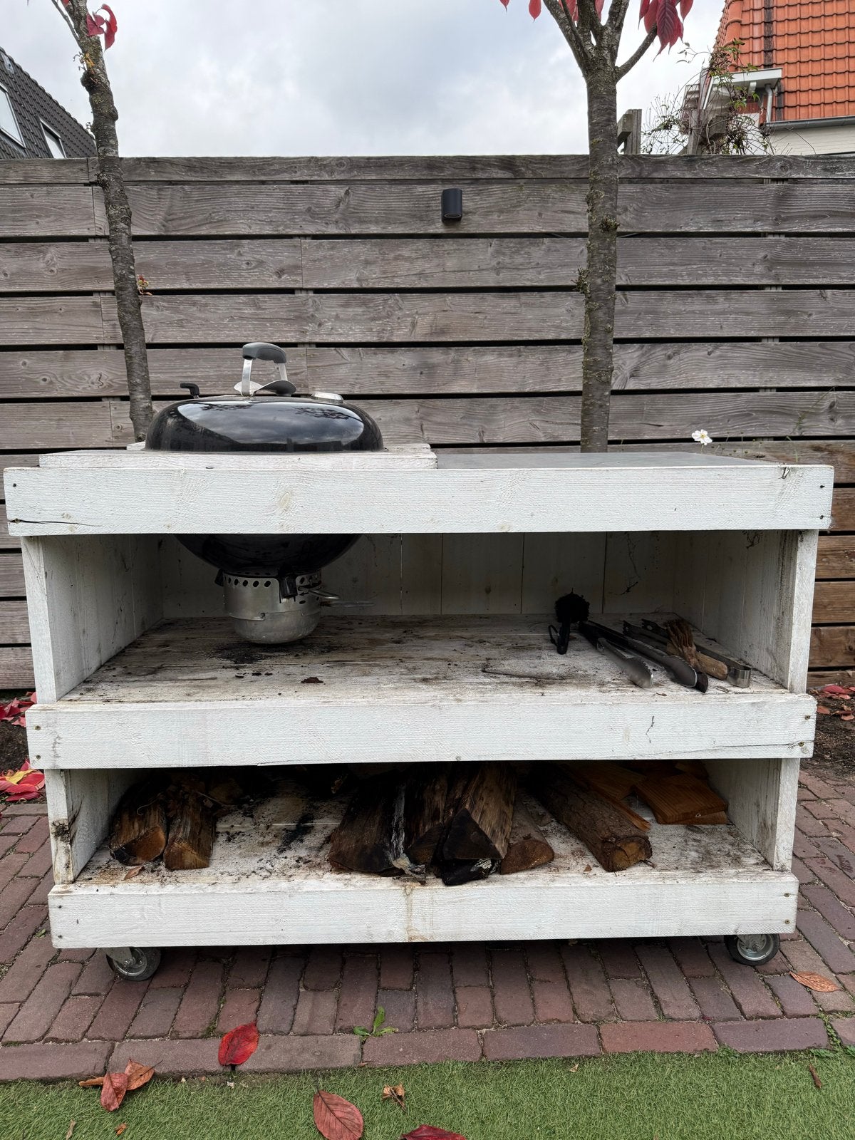 GRATIS Buitenkeuken met WEBER BBQ en Werkblad, Ophalen, Gebruikt, Houtskool, Vrijstaand