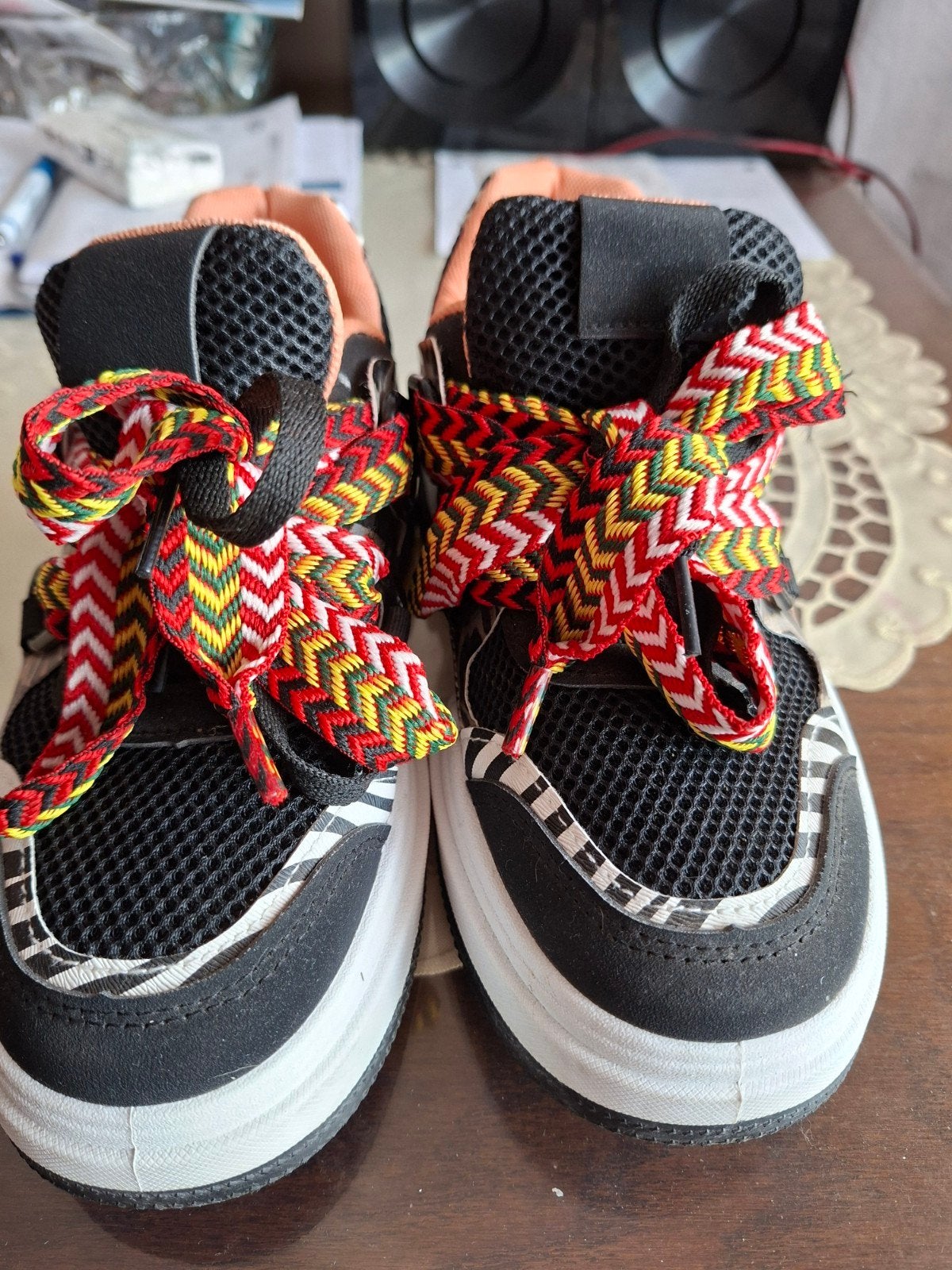 Zwarte sneakers met kleurrijke veters - Maat 37, Ophalen of Verzenden, Zo goed als nieuw, Zwart, Sneakers of Gympen