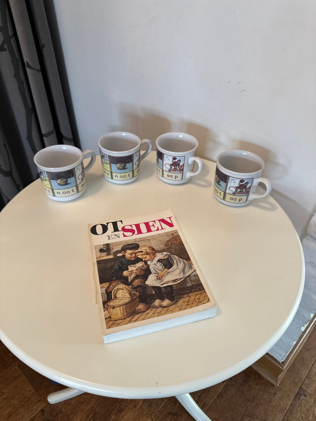Ot en Sien boek en 4 bekers en boek Pim en Mien, Ophalen of Verzenden