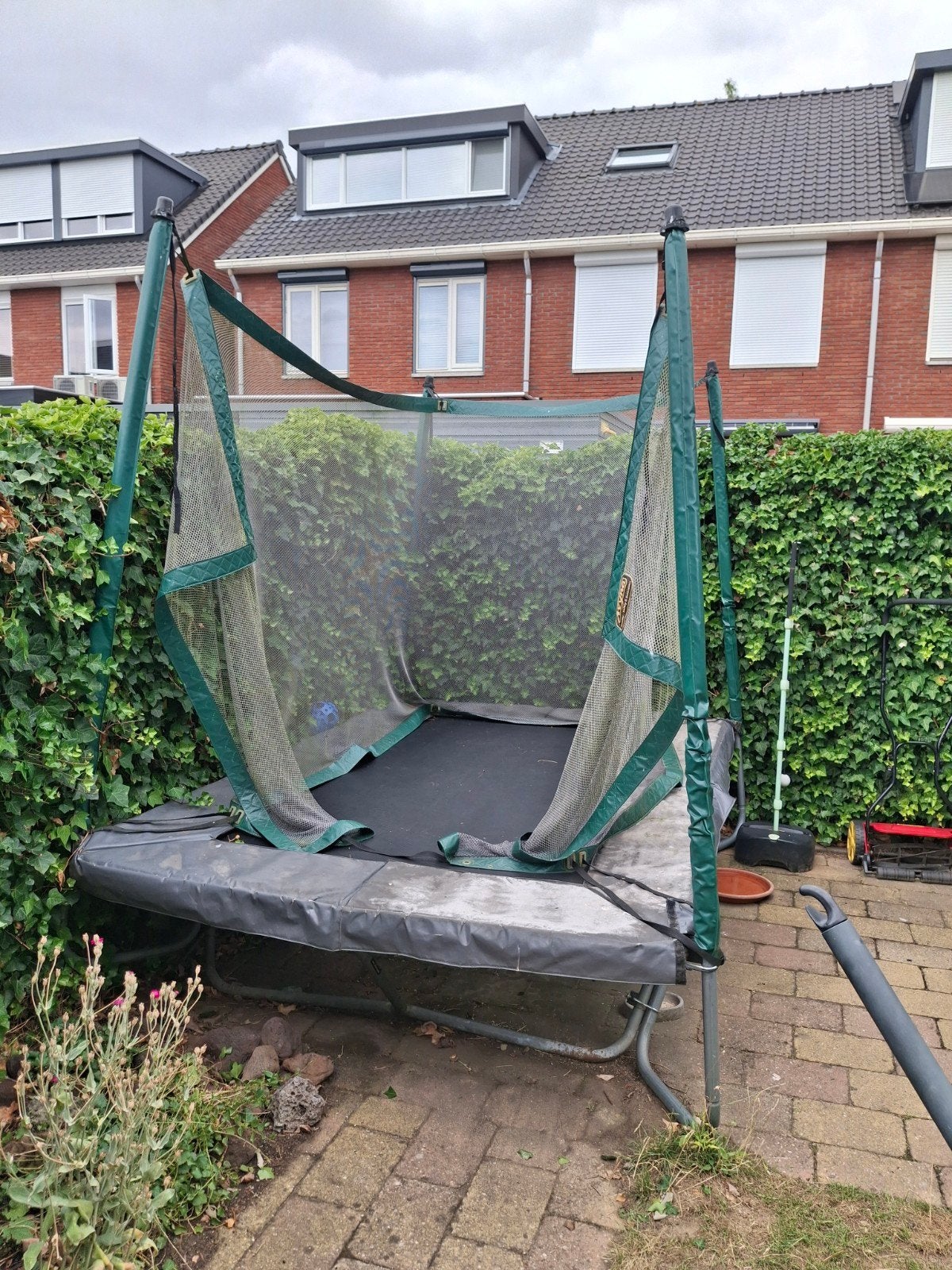 Trampoline 2 bij 2,75 m met veiligheidsnet (sluiting defect), Ophalen, Gebruikt