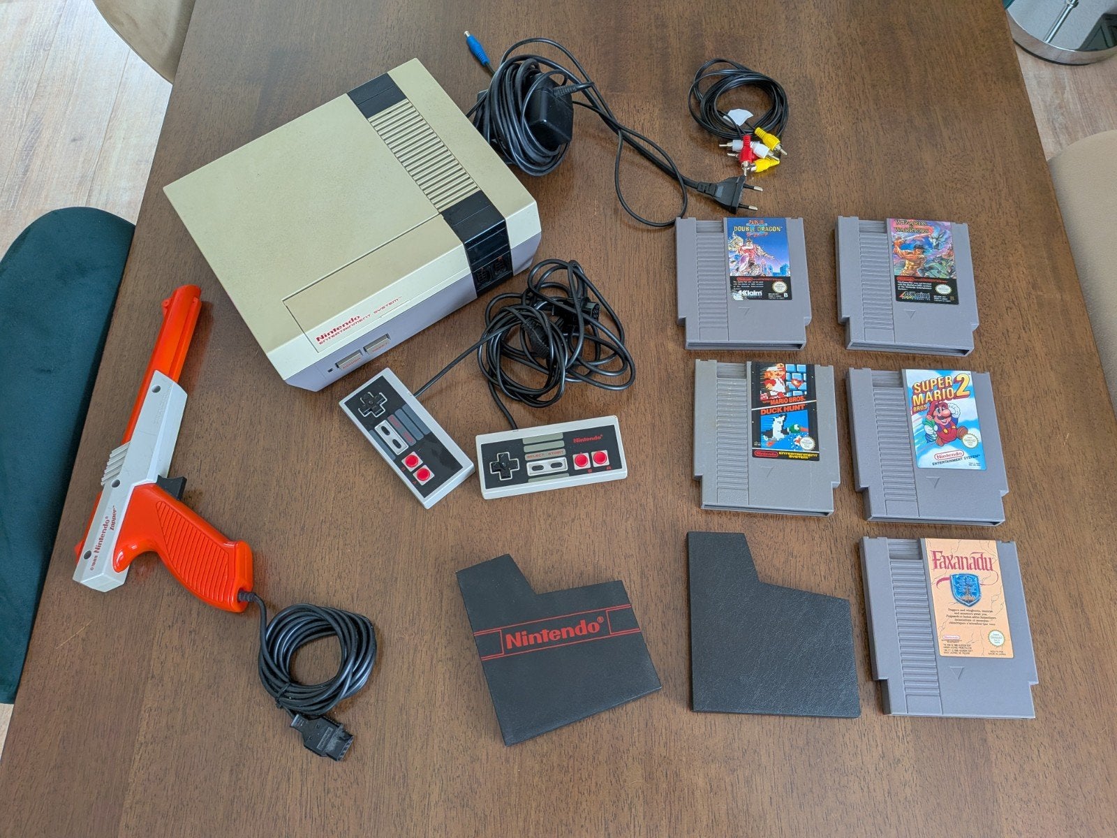 NES Console met 5 spellen, 2 controllers en zapper, Spelcomputers en Games, Verzenden, Gebruikt, Met 2 controllers