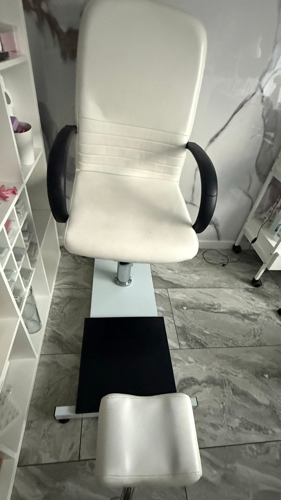 Witte pedicurestoel met voetenbankje en lamp, Ophalen, Kunststof, Gebruikt, Wit
