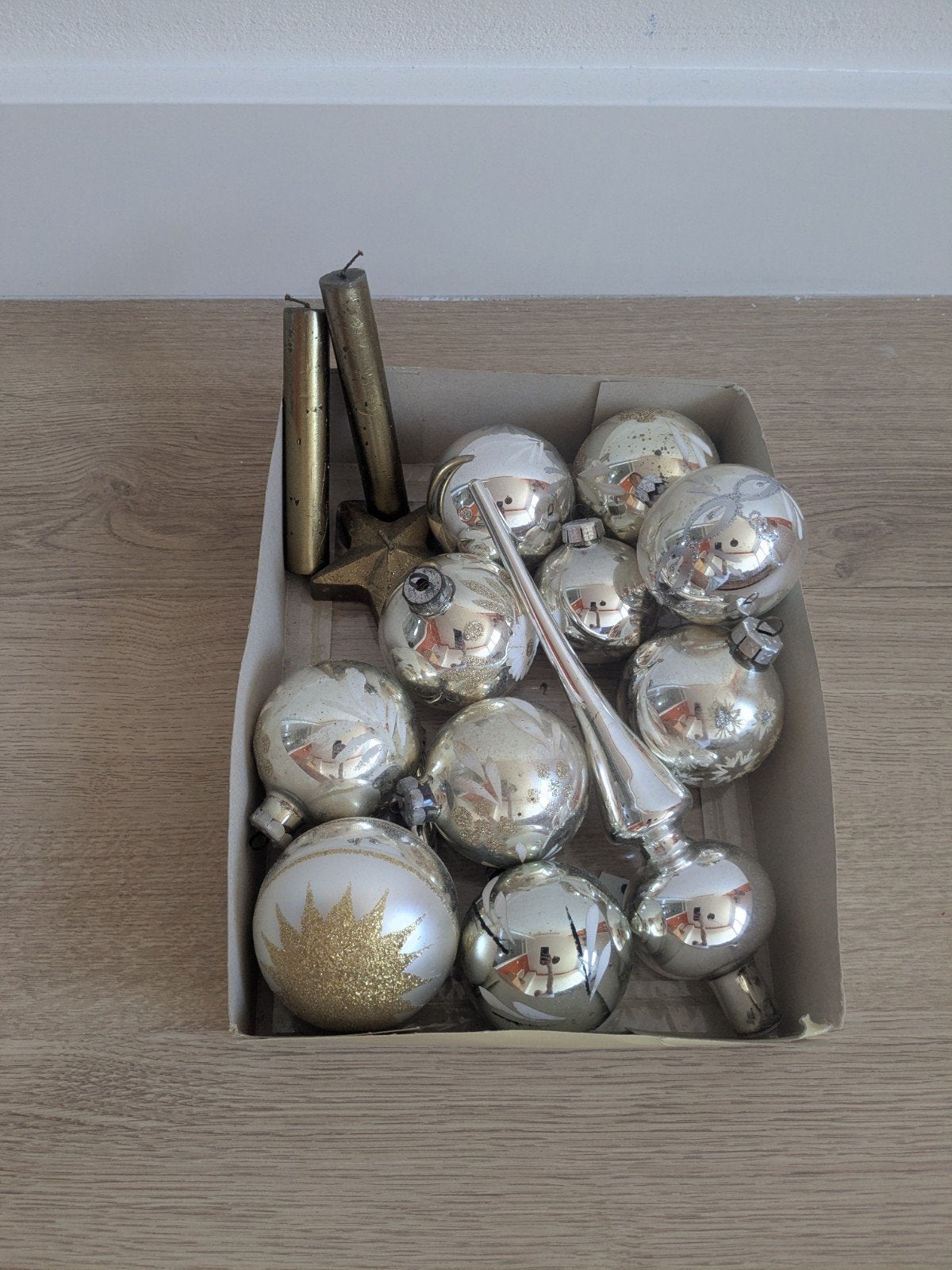 oude kerstballen en piek, Ophalen