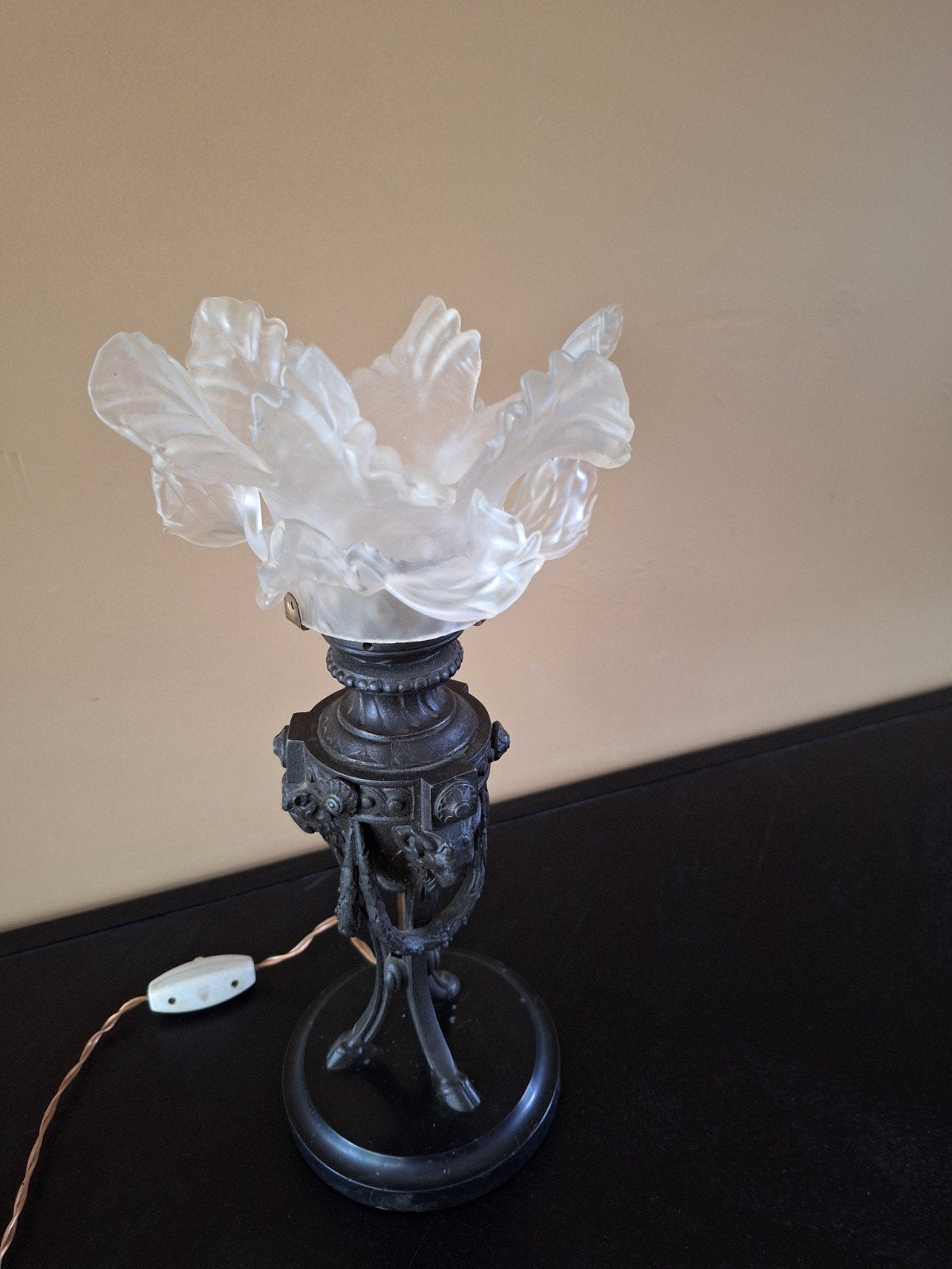 Antiek klein tafellampje met bloemvormige glazen kap, Antiek en Kunst, Ophalen of Verzenden