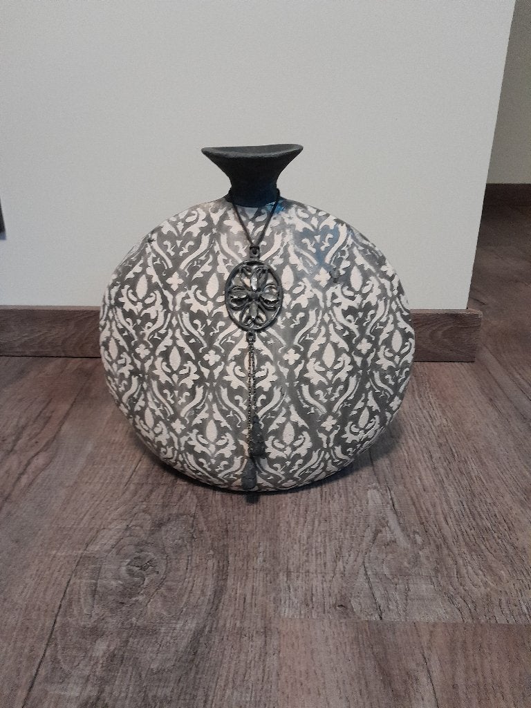 Decoratieve Siervaas met Ketting - Grijs/Wit Patroon, Met patroon/structuur, 30 cm, Ophalen of Verzenden, Zo goed als nieuw