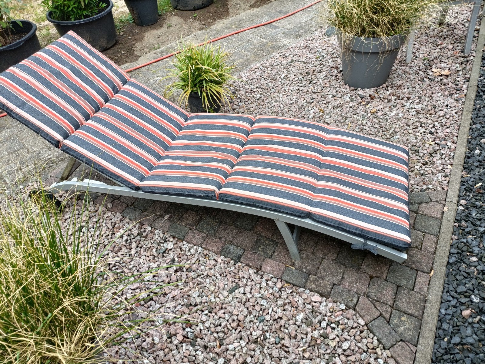 Hardhouten ligbed met nieuw comfortabel kussen, Ophalen, Nieuw, Hout