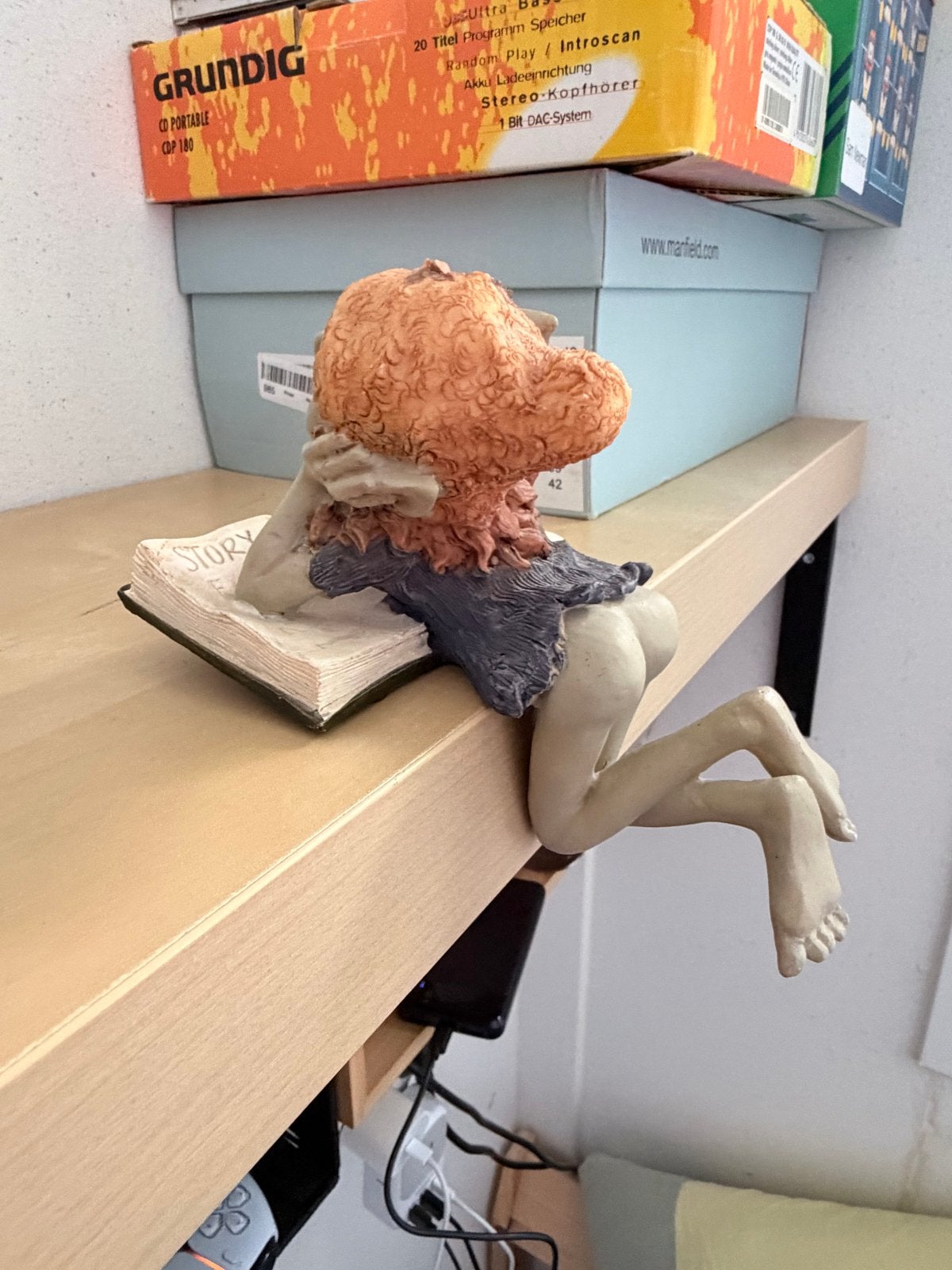 Leuke boekensteun/beeldje van een slapende kabouter, Huis en Inrichting, Gebruikt, Meerkleurig, Overige stijlen, Kunststof