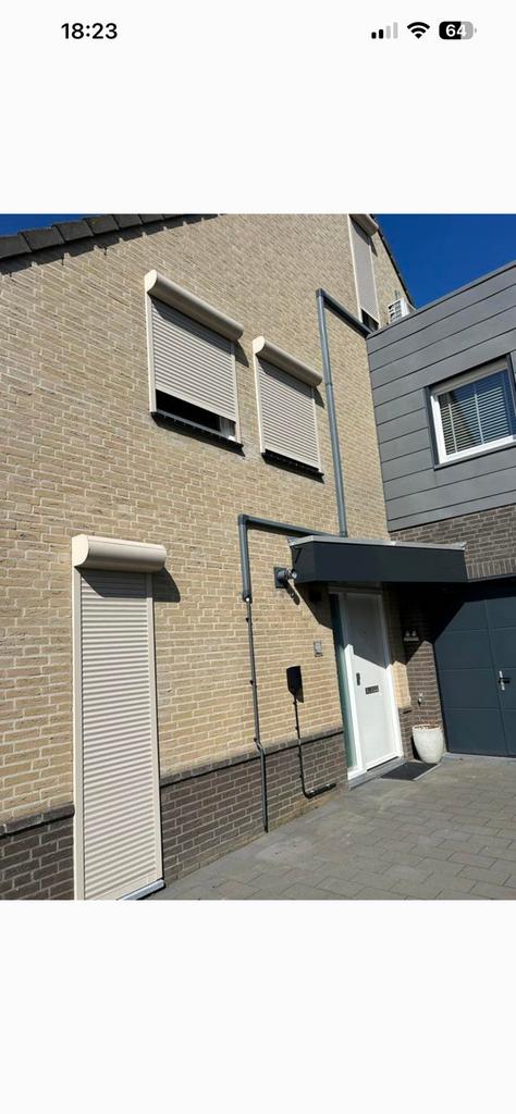 3 cremekleurige rolluiken, ook apart te koop, Doe-het-zelf en Verbouw, Rolluiken, Ophalen, 100 tot 150 cm, 200 cm of meer, Crème of Beige