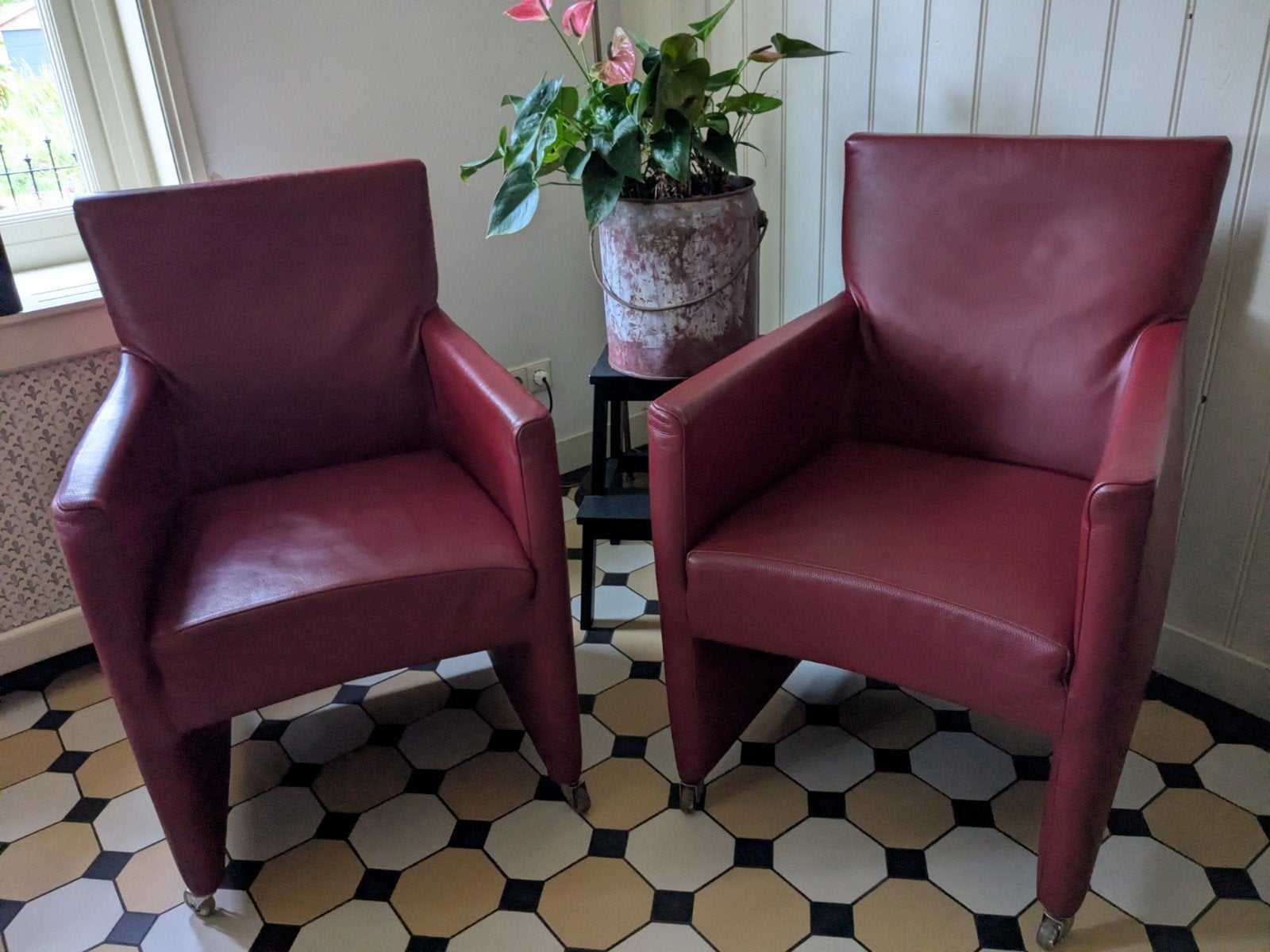 6  eetkamerstoelen leer  met soft wieltjes merk bert plantag, Ophalen, Zo goed als nieuw