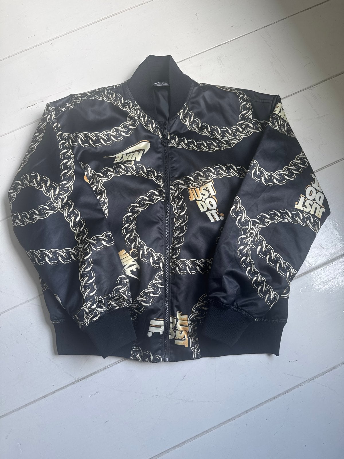 Nike Bomberjack met kettingprint en 'Just Do It', Ophalen of Verzenden, Zo goed als nieuw, Maat 38/40 (M), Zwart