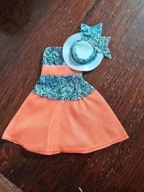 Vintage Barbie jurkje met hoedje - 30 cm pop, Verzamelen, Ophalen of Verzenden