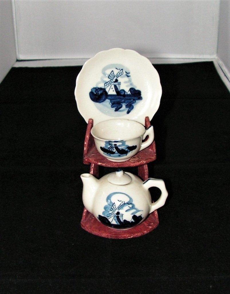 Miniatuur Theepotje met Kopje en Schoteltje in Rekje, ., Ophalen of Verzenden, Zo goed als nieuw, Delft Blue Colour