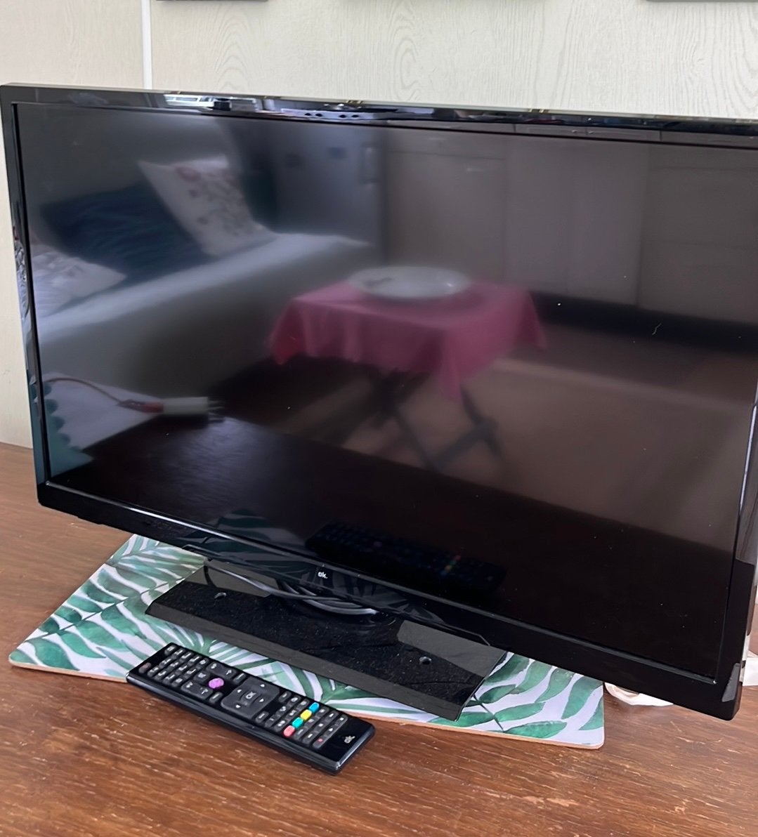 OK. TV (24 inch) met afstandsbediening - Zo goed als nieuw, LED, 50 Hz, Zo goed als nieuw, 40 tot 60 cm
