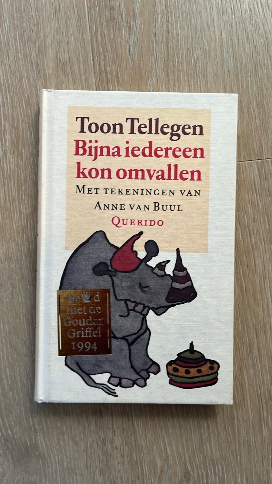 Toon Tellegen - Bijna iedereen kon omvallen (Gouden Griffel), Ophalen of Verzenden, Zo goed als nieuw, Fictie algemeen