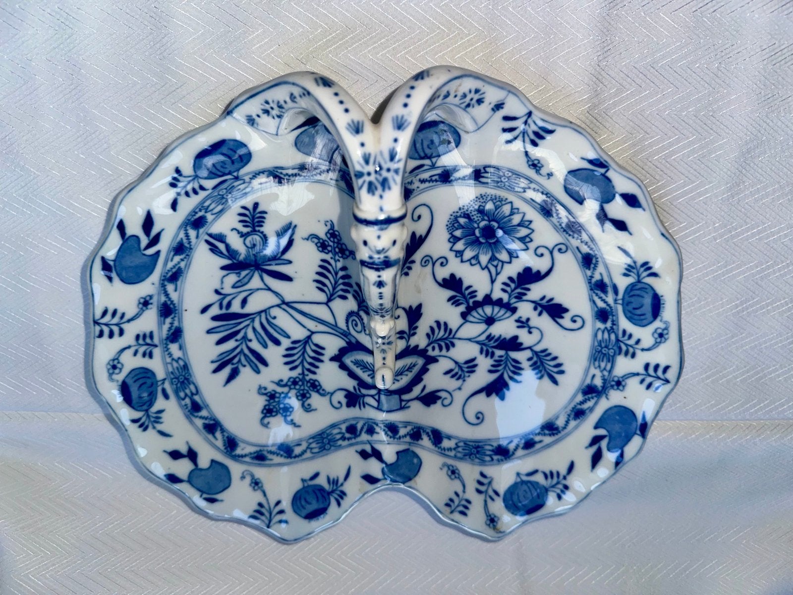 Blauw-witte porseleinen schaal met handvat | Bohemen ca.1900, Verzenden, Gebruikt, Blauw, Overige materialen