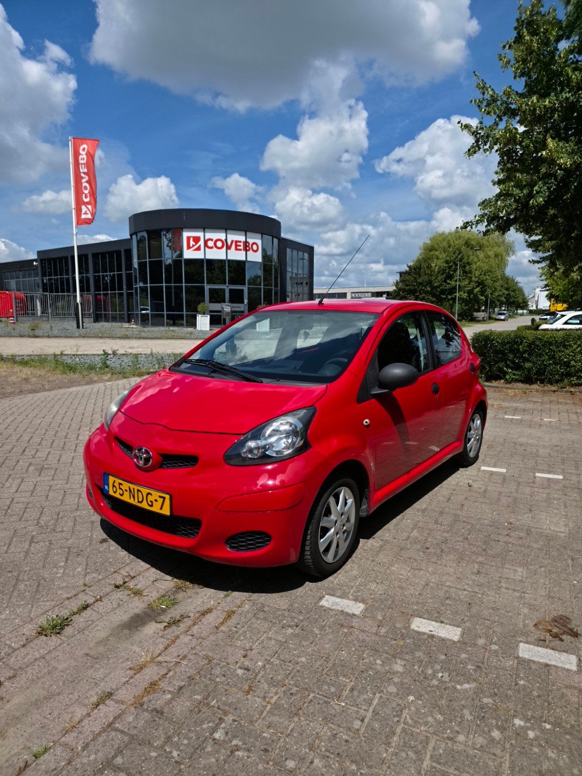 Toyota Aygo 1.0 12V Vvt-i 5DRS 2010 Rood met airco., Voorwielaandrijving, Zwart, 4 stoelen, 68 pk
