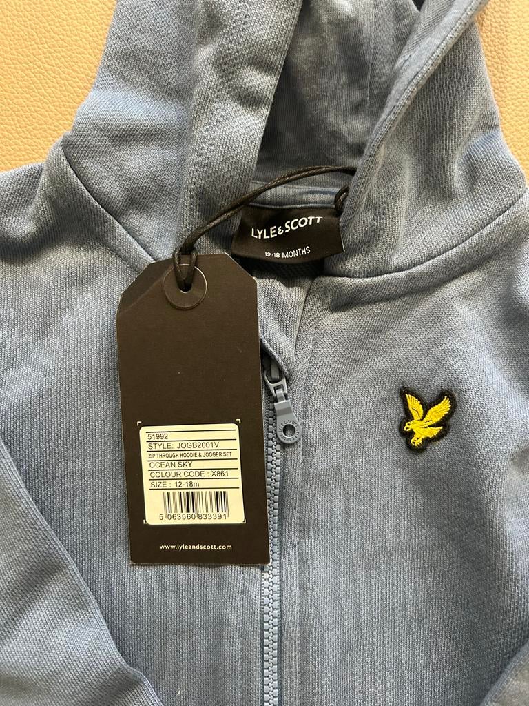 Lyle & Scott Baby Set: Sweatvest & Joggingbroek Ocean Sky, Kinderen en Baby's, Babykleding | Maat 80, Ophalen of Verzenden, Nieuw