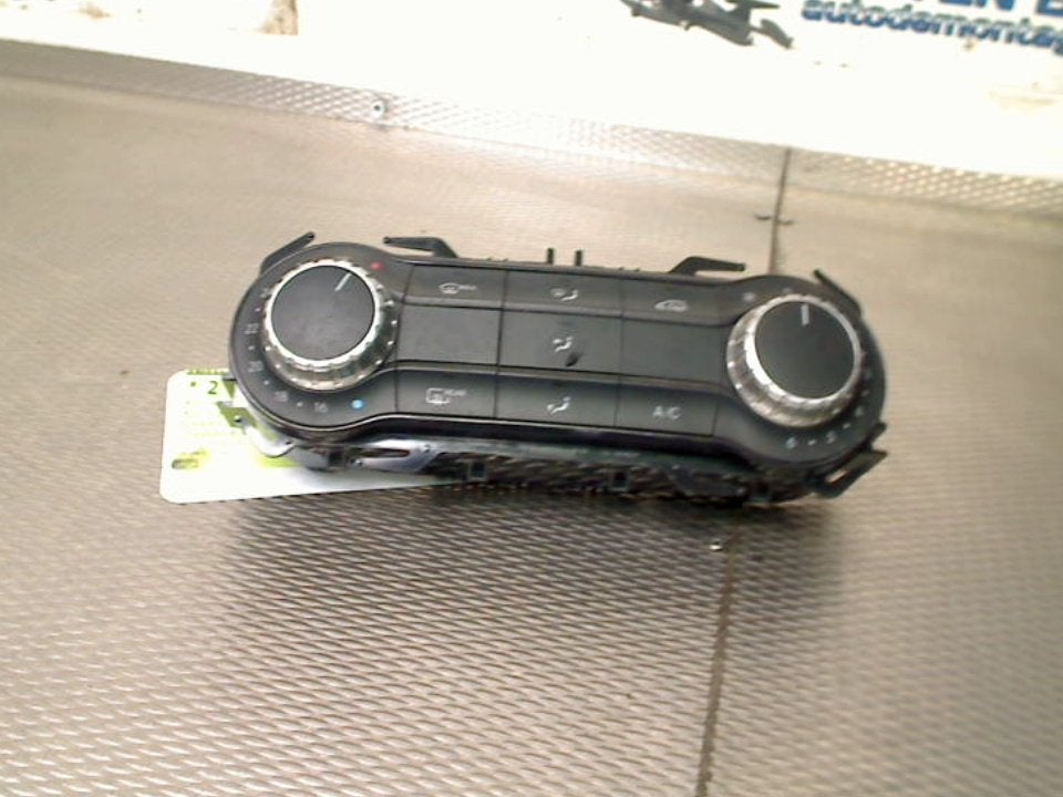 Bedieningspaneel Airco Mercedes-Benz CLA (117.3) A2469010705, Gebruikt, Mercedes-Benz AG, Mercedes-Benz, Mercedesstraße 120, Stuttgart 70372, , Duitsland