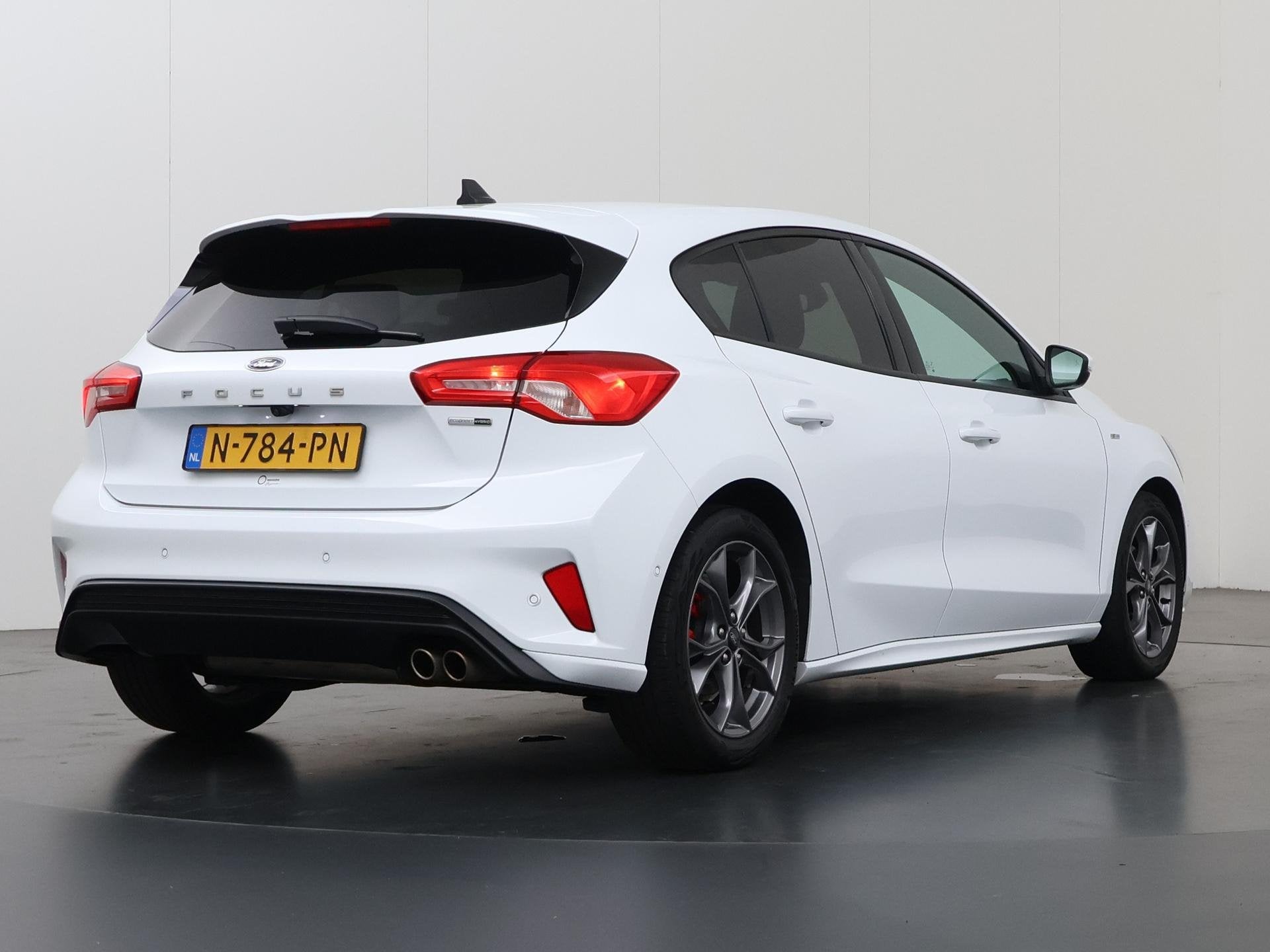 Ford Focus 1.0 EcoBoost Hybrid ST Line X Business | Winterpa, Auto's, Gebruikt, 1277 kg, Lichtsensor, Wit