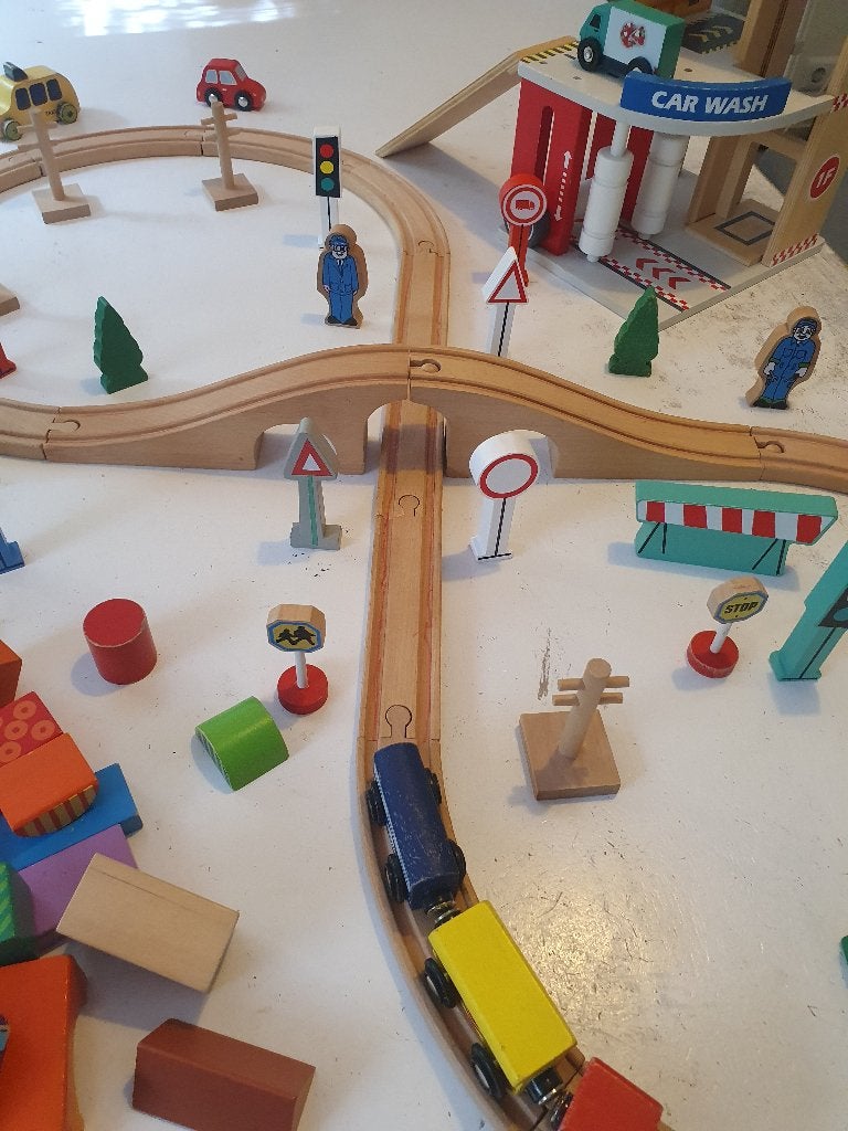 houten speelgoed - autogarage - trainrails - blokken, Ophalen, Gebruikt