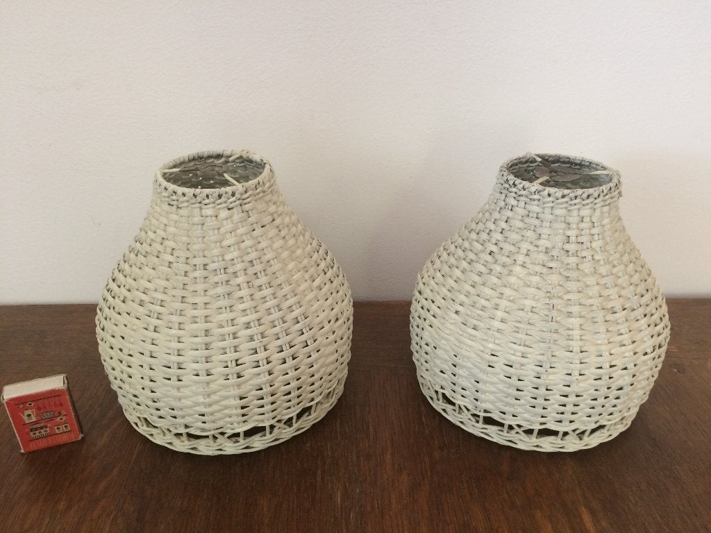 Twee wit geverfde rieten riet cottage ophang lampenkapjes, Hanglamp, Gebruikt, Wit, Rond